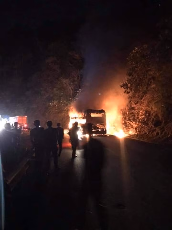 Vụ cháy diễn ra trong thời gian dài khiến giao thông bị ảnh hưởng