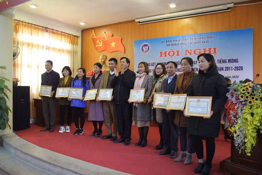 Ông Nguyễn Văn Kiên (đứng giữa) trao giấy khen cho các tập thể, cá nhân có thành tích xuất sắc.