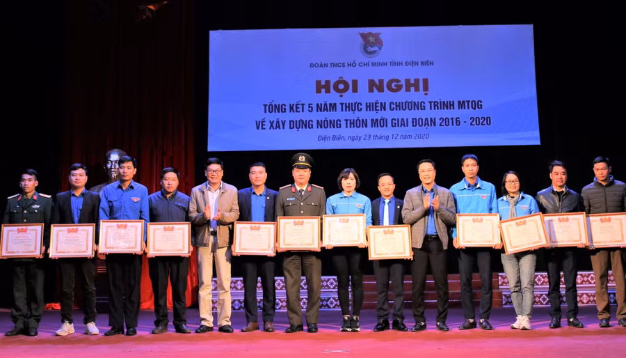 Anh Đặng Thành Huy (thứ 5 từ phải sang) - Bí thư Tỉnh đoàn Điện Biên trao thưởng cho các tập thể, cá nhân có thành tích xuất sắc