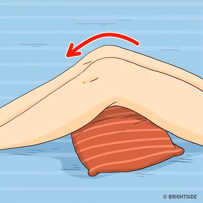 7 điều nên làm để hạn chế xuất hiện nếp nhăn sớm ảnh 3 Đặt một chiếc gối ở dưới đầu gối giúp đẩy nhanh quá trình lưu thông máu, nhờ đó hạn chế nếp nhăn xuất hiện.