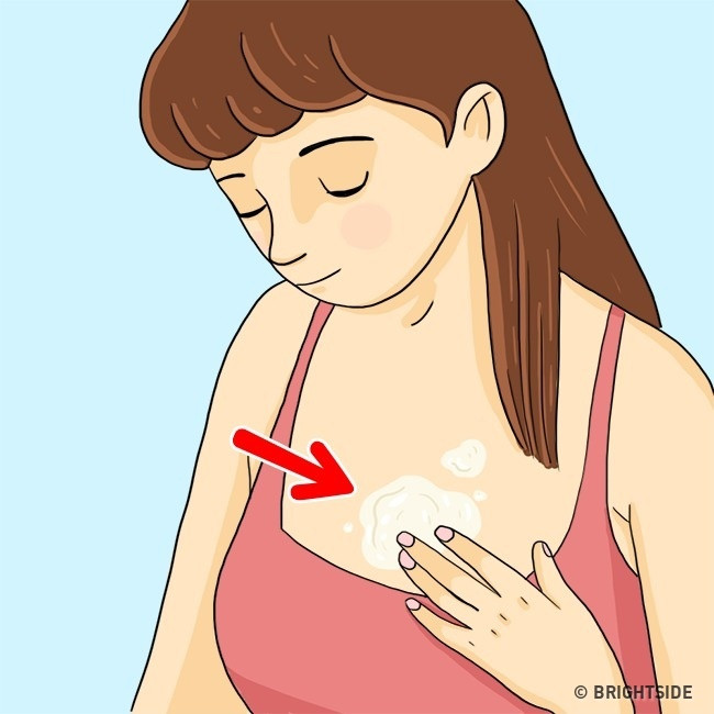 7 điều nên làm để hạn chế xuất hiện nếp nhăn sớm ảnh 7 Thoa kem dưỡng ẩm đều đặn giúp tăng cường độ đàn hồi cho da là một trong những điều cần thiết để chống lão hoá da.