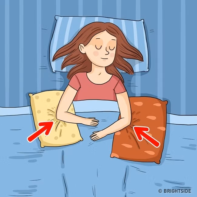 7 điều nên làm để hạn chế xuất hiện nếp nhăn sớm ảnh 1 Kê hai chiếc gối mỏng ở bên dưới khuỷu tay giúp giảm nếp nhăn vùng ngực. Tư thế nằm ngửa được xem là tư thế hoàn hảo nhất