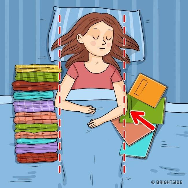 7 điều nên làm để hạn chế xuất hiện nếp nhăn sớm ảnh 2 Đặt gối hay các vật dụng mềm dọc hai bên thân để hạn chế việc nằm nghiêng