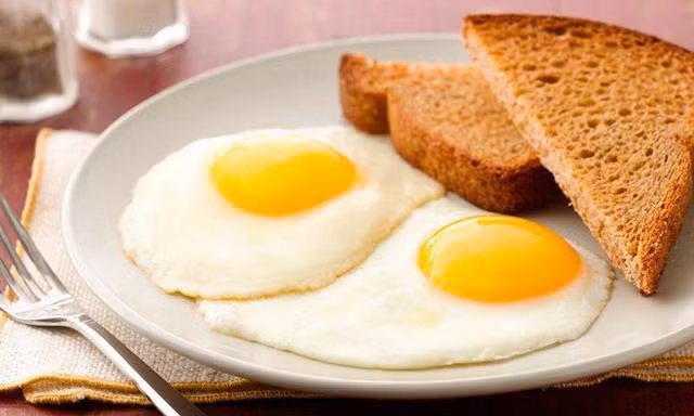 Chiên trứng lòng đào không khó, giúp món chiên thêm bắt mắt