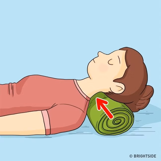 7 điều nên làm để hạn chế xuất hiện nếp nhăn sớm ảnh 4 Cuộn tròn một chiếc khăn mỏng, đặt ở dưới gáy giúp hạn chế nếp nhăn vùng cổ.