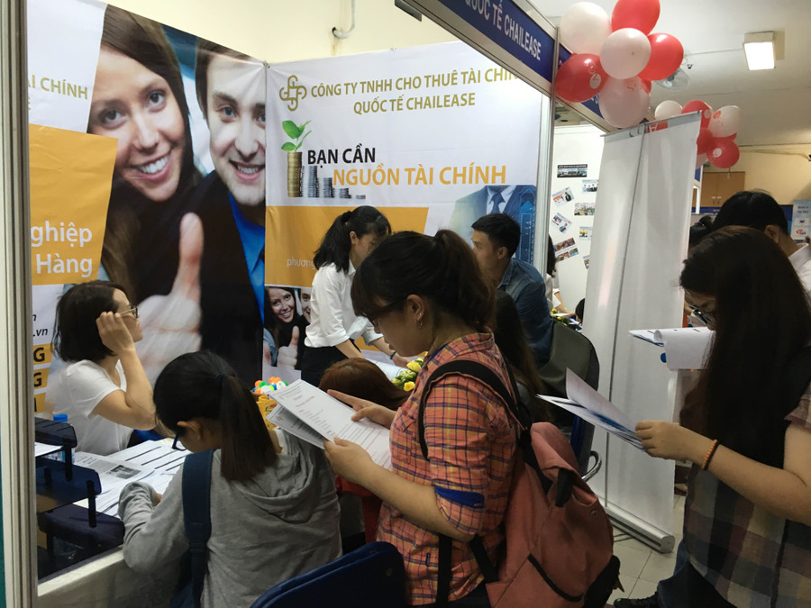 Sinh viên xếp hàng nộp hồ sơ dự tuyển cho nhà tuyển dụng