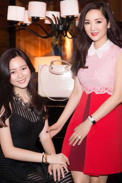 Anh Sa được khen là "bản sao hoàn hảo" của mẹ. Giáng My đùa con gái tuy ở tuổi đôi mươi lại rất thích chọn những gam màu trầm, ít nổi bật, còn chị ngược lại thích những màu sáng,