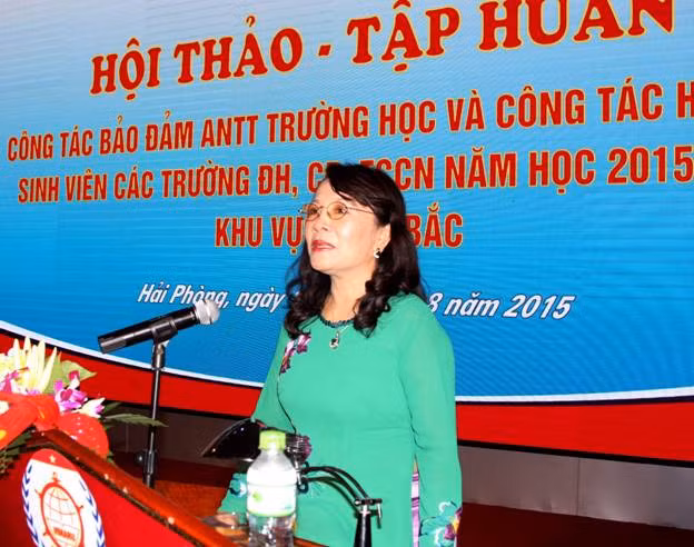 Thứ trưởng Bộ GD&ĐT Nguyễn Thị Nghĩa phát biểu chỉ đạo Hội thảo