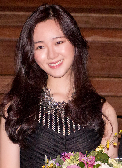 Anh Sa là con gái của Hoa hậu Đền Hùng Giáng My. Cô tròn 21 tuổi vào đầu tháng 8. Anh Sa là con gái duy nhất của Hoa hậu Đền Hùng Giáng My.