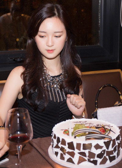 Người đẹp tuổi 21 đang học ngành kinh tế ở Mỹ. Ngoài ra, cô còn dành thời gian theo đuổi đam mê kiến trúc.Khi về nước dịp nghỉ hè này, Anh Sa được mẹ Giáng My tổ chức buổi tiệc sinh nhật gia đình ấm cúng bên người thân và bạn bè. Khi về nước dịp nghỉ hè này, Anh Sa được mẹ Giáng My tổ chức buổi tiệc sinh nhật gia đình ấm cúng bên người thân và bạn bè.