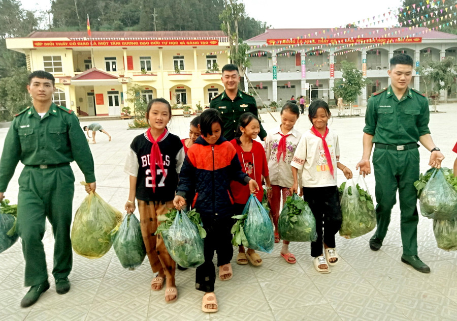 Bộ đội tặng rau cho trường. Bộ đội tặng rau cho trường.