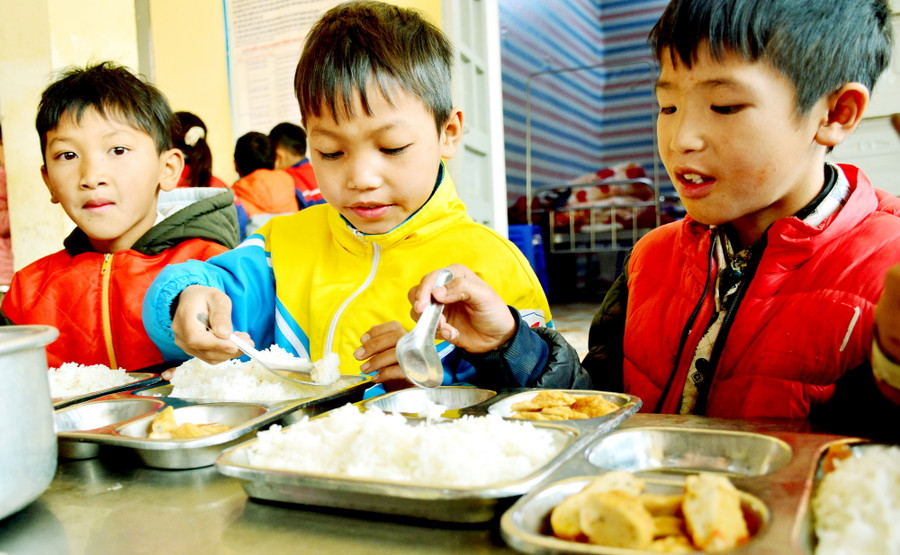 Bữa cơm đủ chất dinh dưỡng, bảo đảm sức khỏe học tập. Bữa cơm đủ chất dinh dưỡng, bảo đảm sức khỏe học tập.