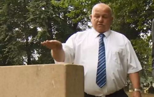 Ông Salt phát hiện ra sự cố 30 năm qua nhưng chẳng có cách nào bù đắp. Ảnh: Independent.