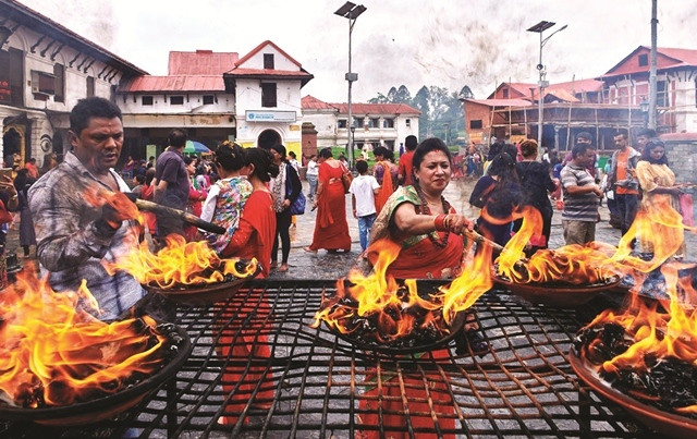 Bên ngoài khu phức hợp Đền Pashupatinath, một ngôi đền Hindu thiêng liêng ở ngoại ô Kathmandu Bên ngoài khu phức hợp Đền Pashupatinath, một ngôi đền Hindu thiêng liêng ở ngoại ô Kathmandu