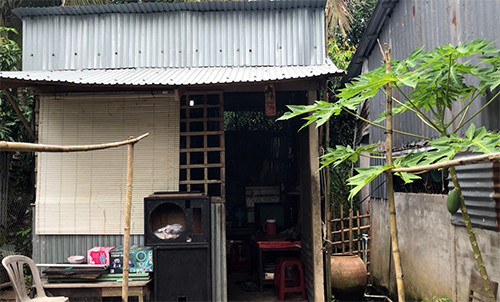 Ông Y sống trong ngôi nhà nhỏ do người hảo tâm hỗ trợ. Ông Y sống trong ngôi nhà nhỏ do mạnh thường quân hỗ trợ. Ảnh: Cửu Long