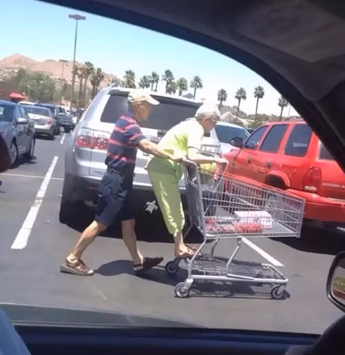 Đi bộ mỏi chân quá.