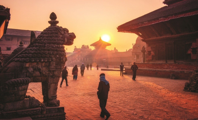 Buổi sáng bắt đầu ở Bhaktapur, Nepal, khi mặt trời mọc phía trên Đền Kedarnath ở Quảng trường Durbar Buổi sáng bắt đầu ở Bhaktapur, Nepal, khi mặt trời mọc phía trên Đền Kedarnath ở Quảng trường Durbar
