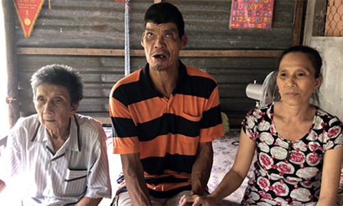 Ông Y cùng cha nuôi và em gái nuôi. Ông Y cùng cha nuôi và em gái nuôi. Ảnh: Cửu Long