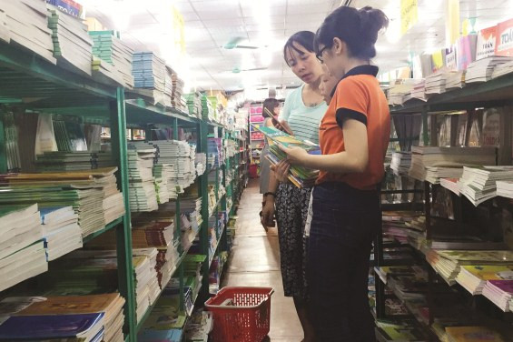 Nhân viên nhà sách Tiến Thọ (trên đường Láng, Đống Đa, Hà Nội) đang tư vấn tài liệu tham khảo cho phụ huynh