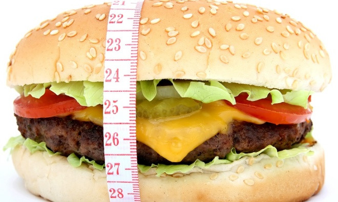 Tiêu thụ quá nhiều đồ ăn nhanh, thức ăn chiên rán nhiều dầu mỡ dễ làm trẻ bị thừa cân, béo phì. Ảnh: H,B.