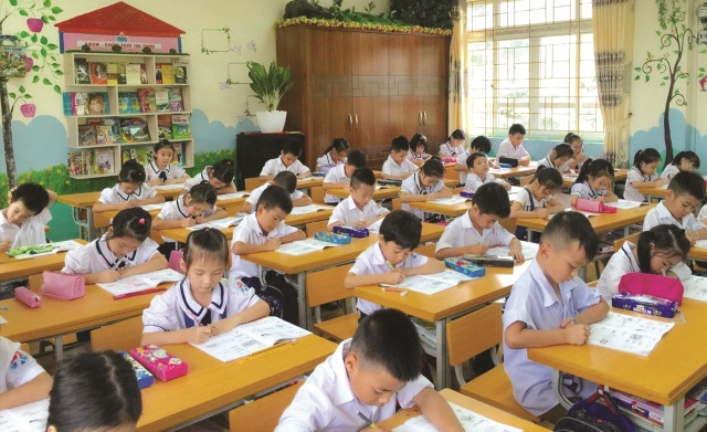 Giờ học của các cháu học sinh tiểu học ở trường chuẩn quốc gia