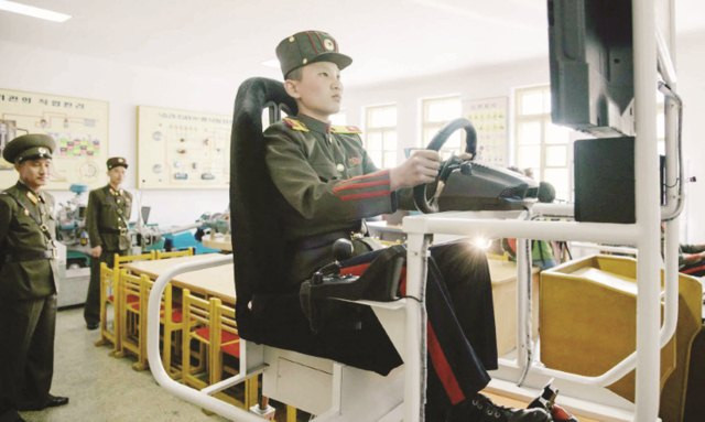 Tại Trường Mangyongdae dành cho nam sinh, học sinh có thể thực hành lái xe quân sự trên mô phỏng Tại Trường Mangyongdae dành cho nam sinh, học sinh có thể thực hành lái xe quân sự trên mô phỏng