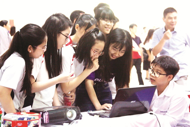 Hình ảnh ngày hội về STEM do Trường ĐH SP Hà Nội tổ chức, kết nối rất tốt giữa các giáo viên tương lai và học sinh phổ thông Hình ảnh ngày hội về STEM do Trường ĐH SP Hà Nội tổ chức, kết nối rất tốt giữa các giáo viên tương lai và học sinh phổ thông