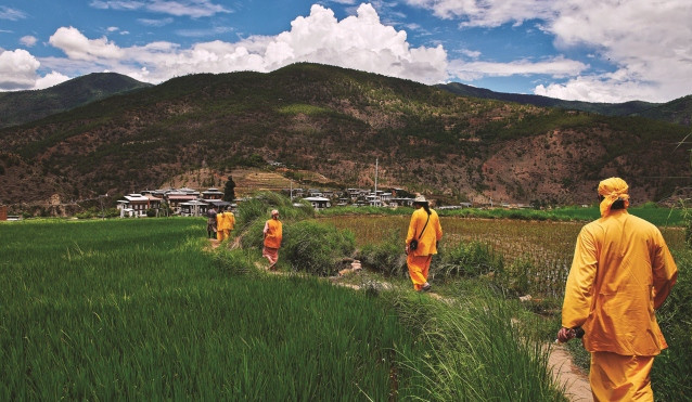 Đi đến Chimi Lhakhang, một tu viện Phật giáo ở quận Punakha của Bhutan Đi đến Chimi Lhakhang, một tu viện Phật giáo ở quận Punakha của Bhutan