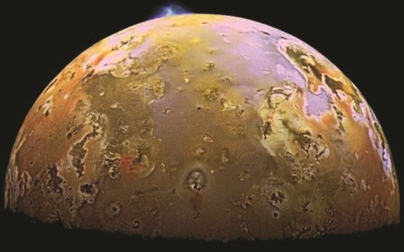 Sao Mộc kéo và làm căng hành tinh nhỏ Io, gây ra nhiệt làm phun trào các núi lửa ở đó