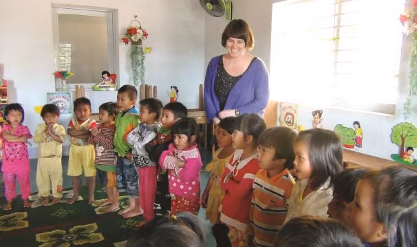 Các bé mẫu giáo ở huyện biên giới Đắk Glei đón khách quốc tế đến tham quan trường