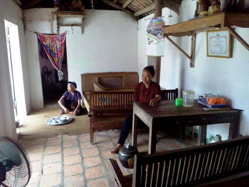 Mẹ và bà ngoại của nữ sinh Hoàng Thị Anh rất lo lắng về tương lai cho em.