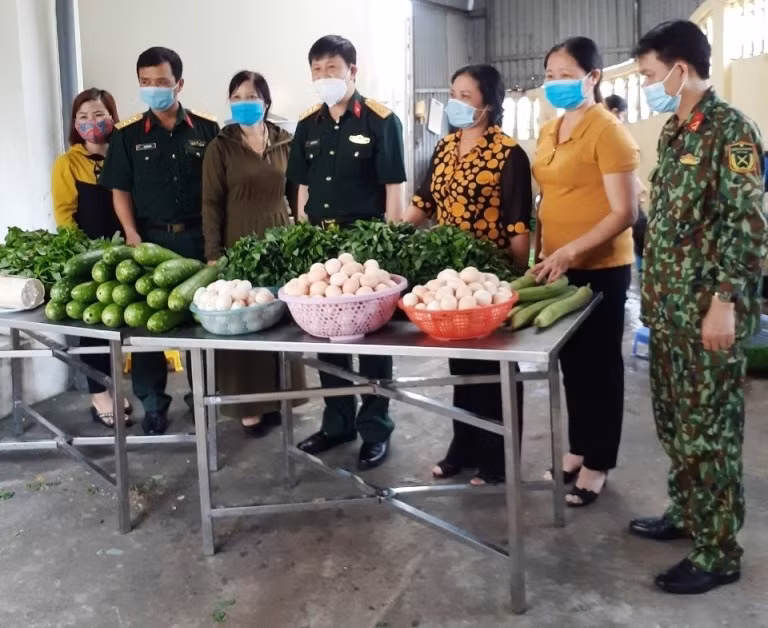 Lãnh đạo Phòng Giáo dục và Đào tạo trao nhu yếu phẩm cho BCĐ phòng chống Covid 19 của huyện