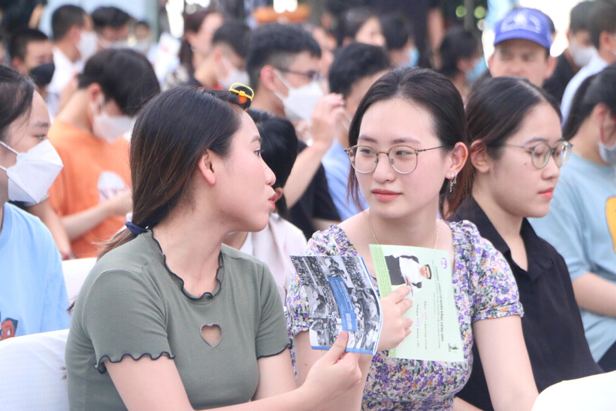 Thí sinh tới nghe tư vấn xét tuyển năm 2022. Thí sinh tới nghe tư vấn xét tuyển năm 2022.