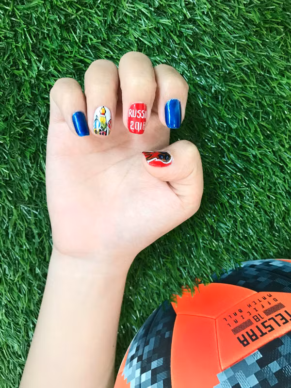 Hòa chung không khí đang nóng dần lên từng ngày, rất nhiều xu hướng làm đẹp lấy cảm hứng từ World Cup lên ngôi. Những mẫu nail mang theo tình yêu với bóng đá cũng trở nên phong phú và đa dạng hơn.