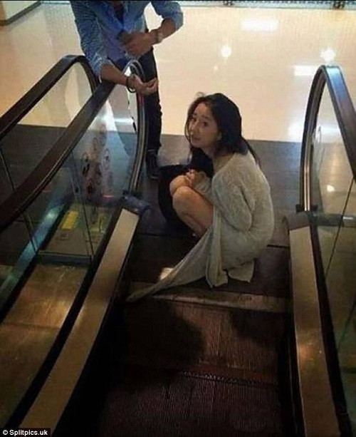 Người đẹp gặp họa vì váy áo.