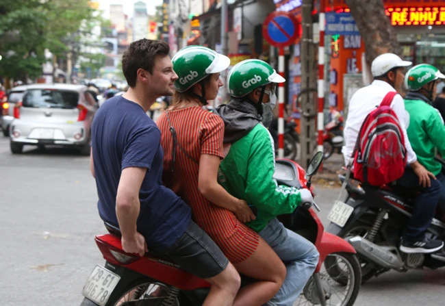 Muôn kiểu vi phạm luật giao thông của tài xế GrabBike