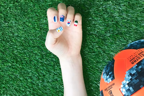 Chào đón World Cup với những mẫu móng tay mang màu cờ sắc áo