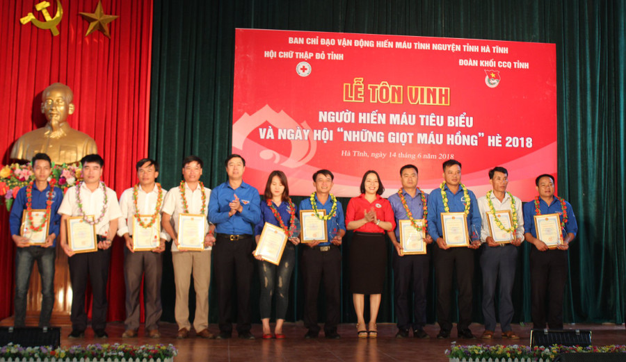 Ban tổ chức trao giấy chứng nhận, cúp tôn vinh cho 20 cá nhân tiêu biểu trong phong trào hiến máu tình nguyện