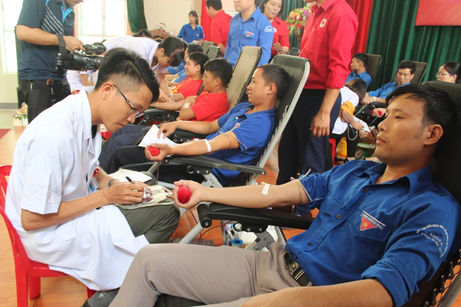 Ngay sau buổi lễ tôn vinh, đông đảo người dân, đoàn viên thanh niên đăng ký tham gia ngày hội "Những giọt máu hồng"