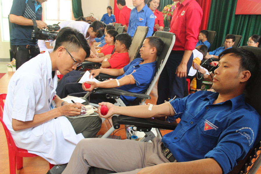 Ngay sau buổi lễ tôn vinh, đông đảo người dân, đoàn viên thanh niên đăng ký tham gia ngày hội "Những giọt máu hồng"