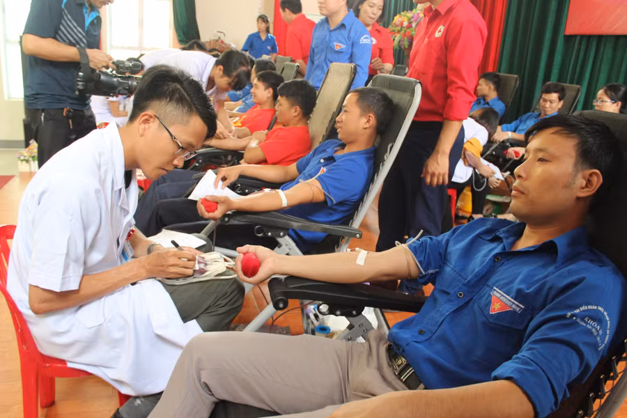 Ngay sau buổi lễ tôn vinh, đông đảo người dân, đoàn viên thanh niên đăng ký tham gia ngày hội "Những giọt máu hồng"