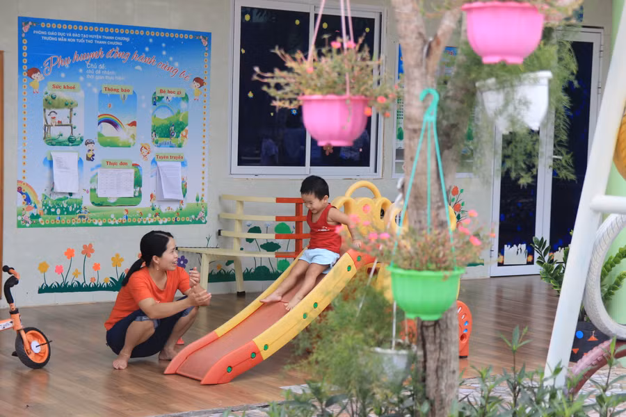 Phụ huynh đưa trẻ đến chơi ở cơ sở