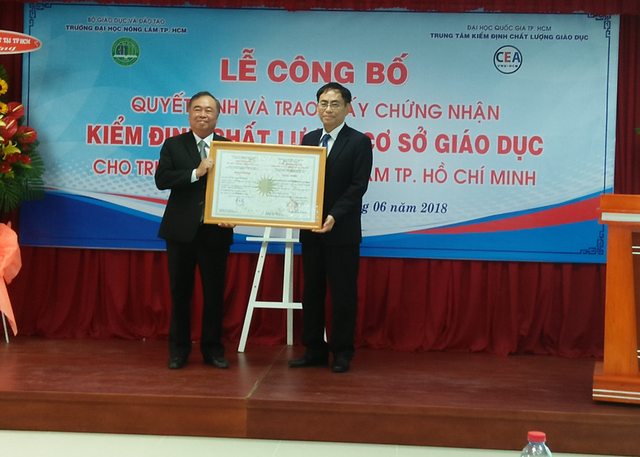 GS.TS Nguyễn Hay – Hiệu trưởng nhà trường nhận giấy chứng nhận kiểm định chất lượng cơ sở giáo dục từ PGS.TS Nguyễn Hội Nghĩa GS.TS Nguyễn Hay – Hiệu trưởng nhà trường nhận giấy chứng nhận kiểm định chất lượng cơ sở giáo dục từ PGS.TS Nguyễn Hội Nghĩa