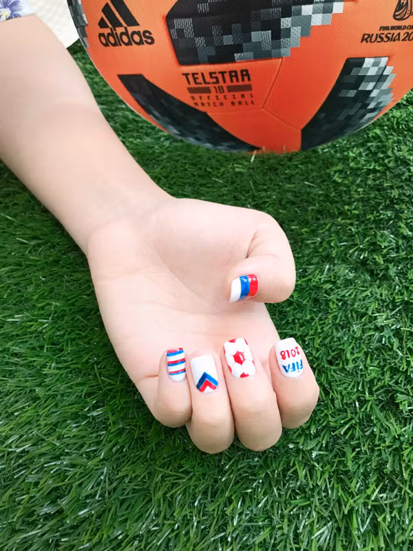 Các mẫu móng lấy cảm hứng từ trái bóng tròn, sử dụng tone màu sáng như trắng, đỏ, xanh da trời vừa trẻ trung vừa bắt mắt.