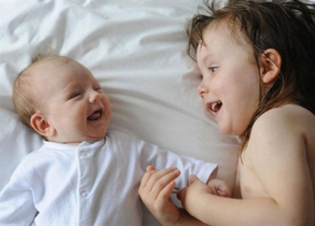 7 điều cha mẹ chớ quên để con không cảm giác bị ra rìa khi có em bé ảnh 1 7 điều cha mẹ chớ quên để con không cảm giác bị ra rìa khi có em bé ảnh 1