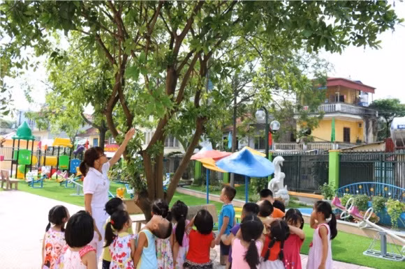 trẻ tổn thương, bố mẹ tham gia hoạt động cùng con, trẻ đi mẫu giáo