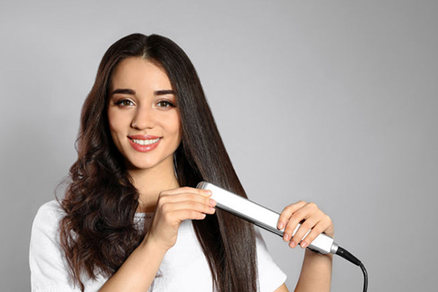 Tạo kiểu bằng nhiệt có thể gây hại khá nhiều cho tóc của bạn. (Ảnh: ITN).