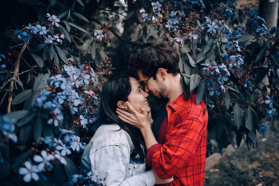 Nhận ra sự khác biệt giữa các loại thu hút và tình yêu sẽ giúp bạn điều hướng suy nghĩ cũng như cảm xúc của mình. (Ảnh: ITN).