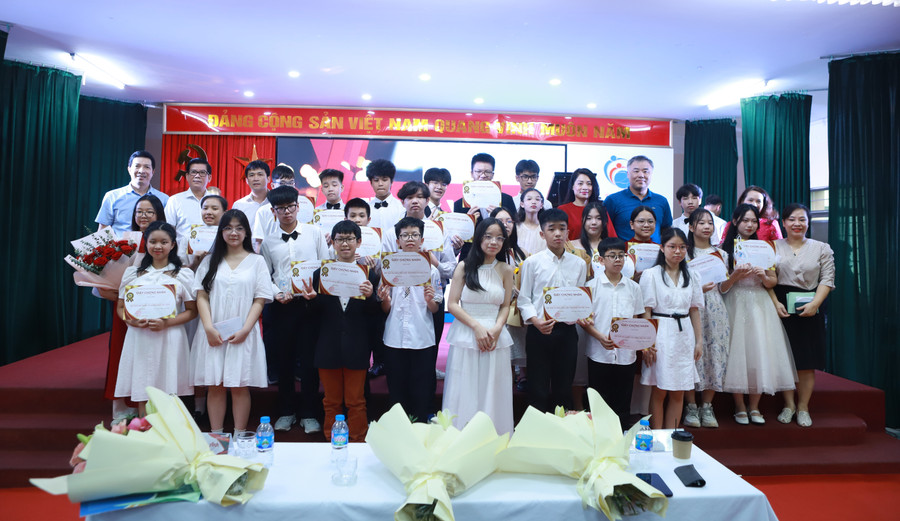 Ban tổ chức và các thí sinh chụp ảnh lưu niệm sau khi kết thúc thành công mùa đầu tiên của "Piano Festival". Ban tổ chức và các thí sinh chụp ảnh lưu niệm sau khi kết thúc thành công mùa đầu tiên của "Piano Festival".