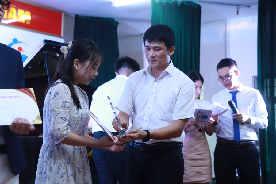 Thầy Hiệu trưởng Nguyễn Quang Tùng trao giải Nhất cho nữ sinh Đào Ban Mai đến từ lớp 11E. Thầy Hiệu trưởng Nguyễn Quang Tùng trao giải Nhất cho nữ sinh Đào Ban Mai đến từ lớp 11E.